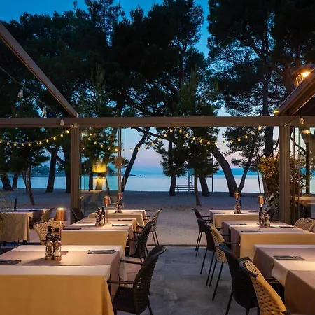9 4* Makarska